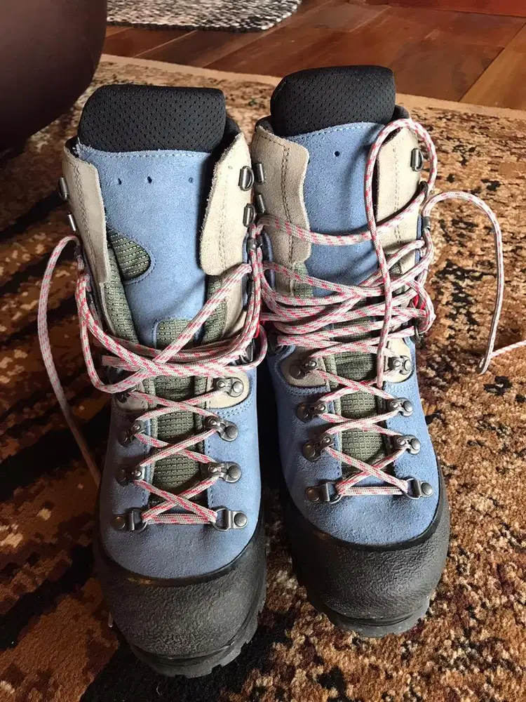 SEPATU HIKING HANWAG