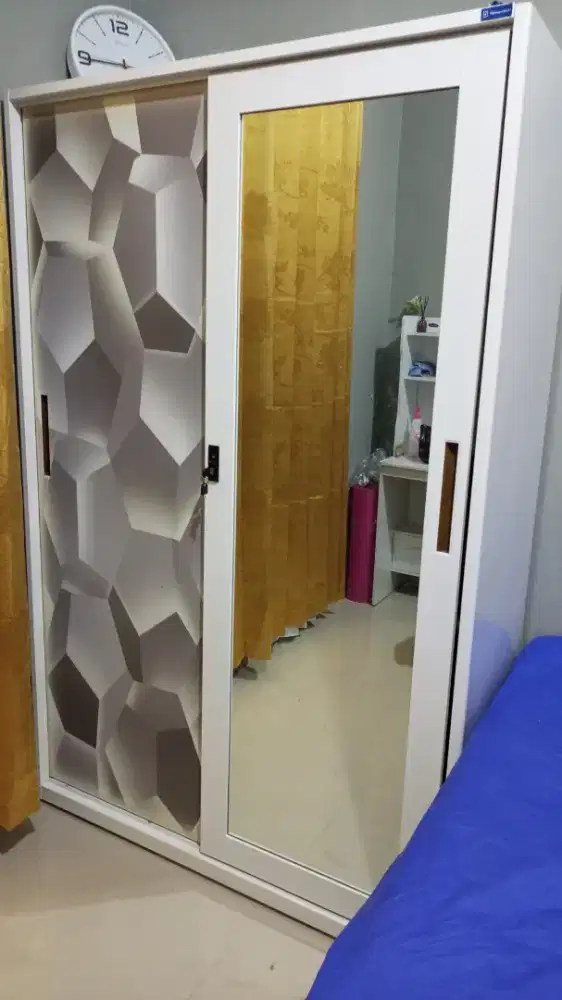 Lemari baju pintu sleding bahan besi plat UK. P.120cm x T.185cm x L.50