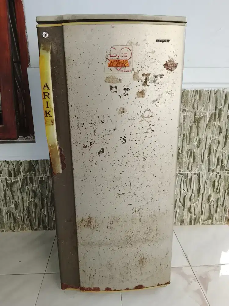 Kulkas Sharp 1 Pintu Bekas Murah – Mesin Nyala (Freon Bocor)