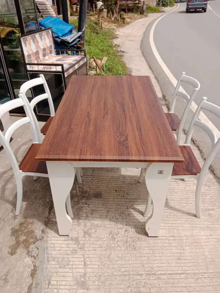 Meja makan 4 kursi,merk Olymplast Type Winston kokoh & terbukti