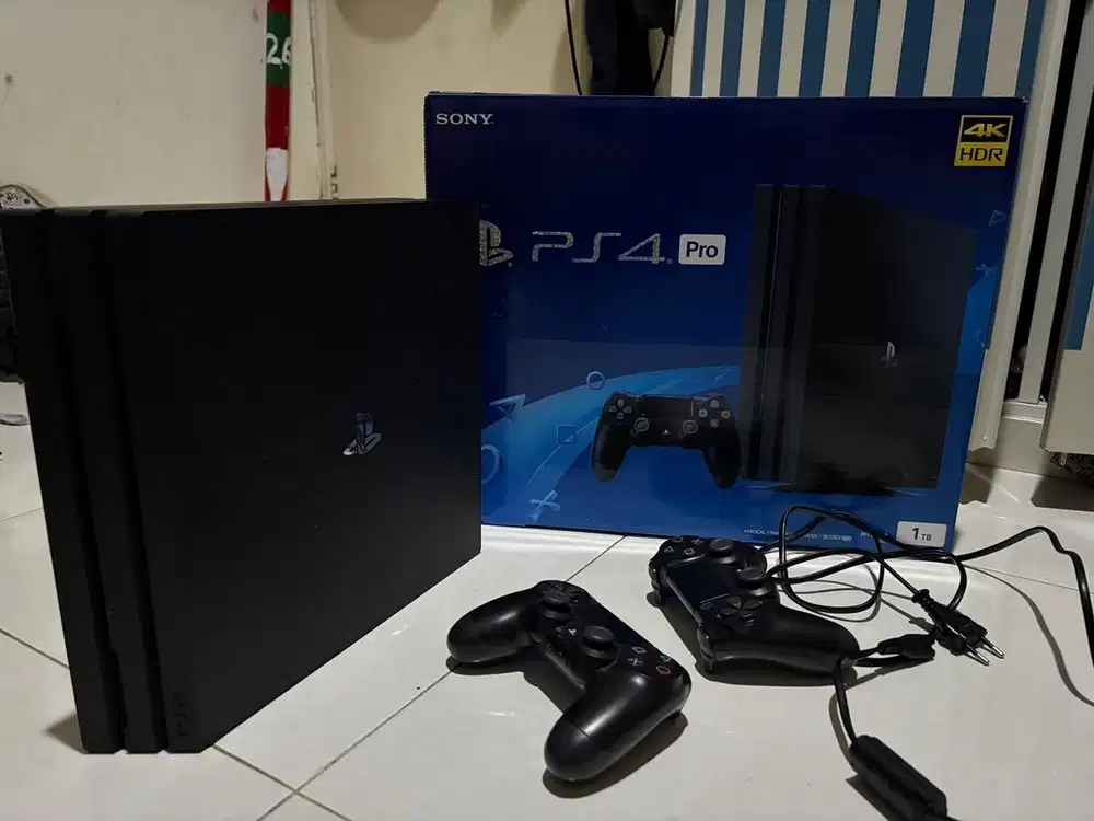 PS4 Pro 1TB Fullset Mulus + 2 Stick Dualshock