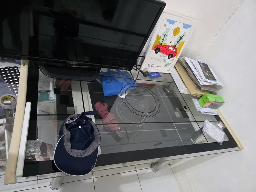 Meja makan kaca hitam