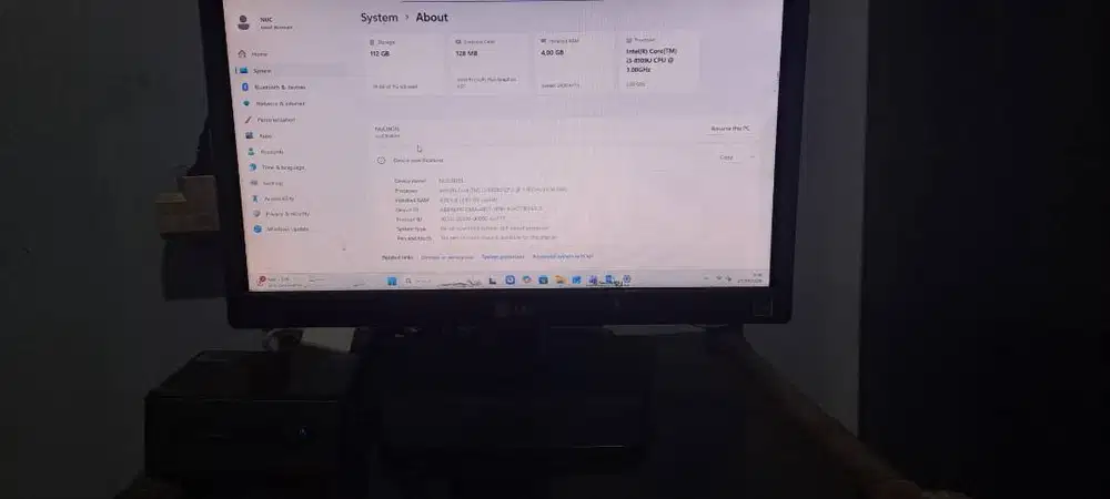 Monitor LG 16 inc kondisi normal