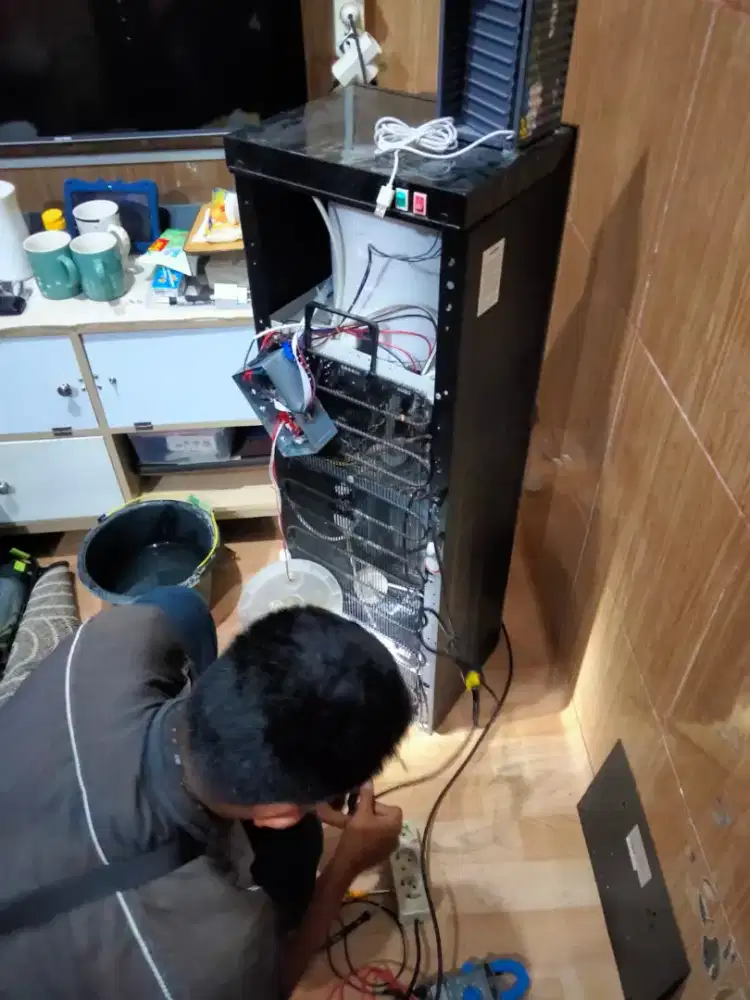 SERVICE AC WATER HEATER MESIN CUCI DISPENSER KULKAS DLL BERGARANSI