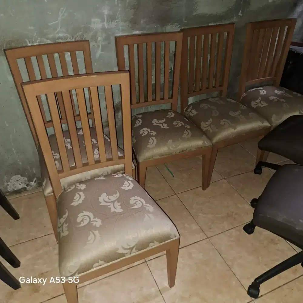 Kursi makan eks apartemen