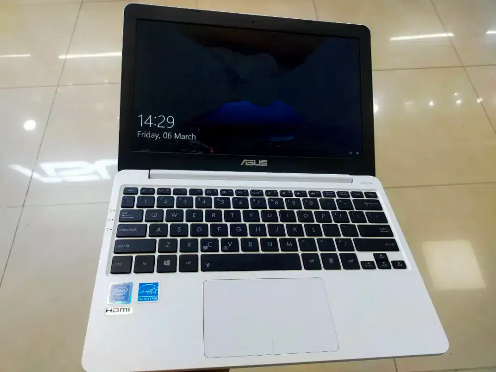 Dijual Asus Vivobook E203NAH ram 4GB SSD 128GB Win 11 siap pakai 11'6i