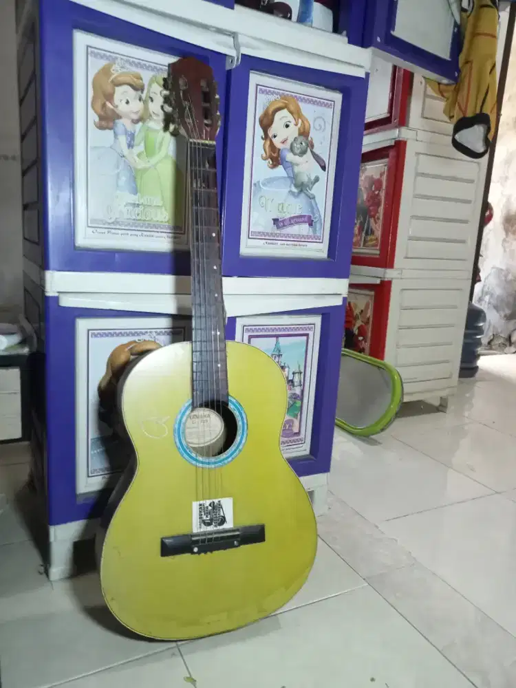 Gitar yamaha alat musik