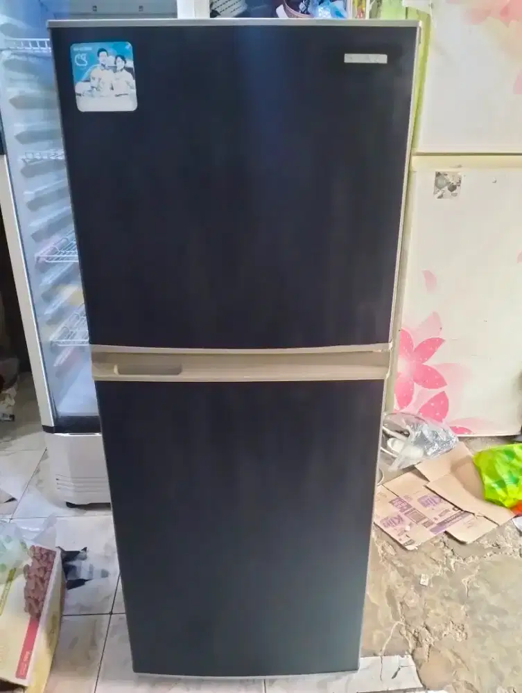 Kulkas 2 pintu merek Sharp dingin normal freezer beku bs buat es batu