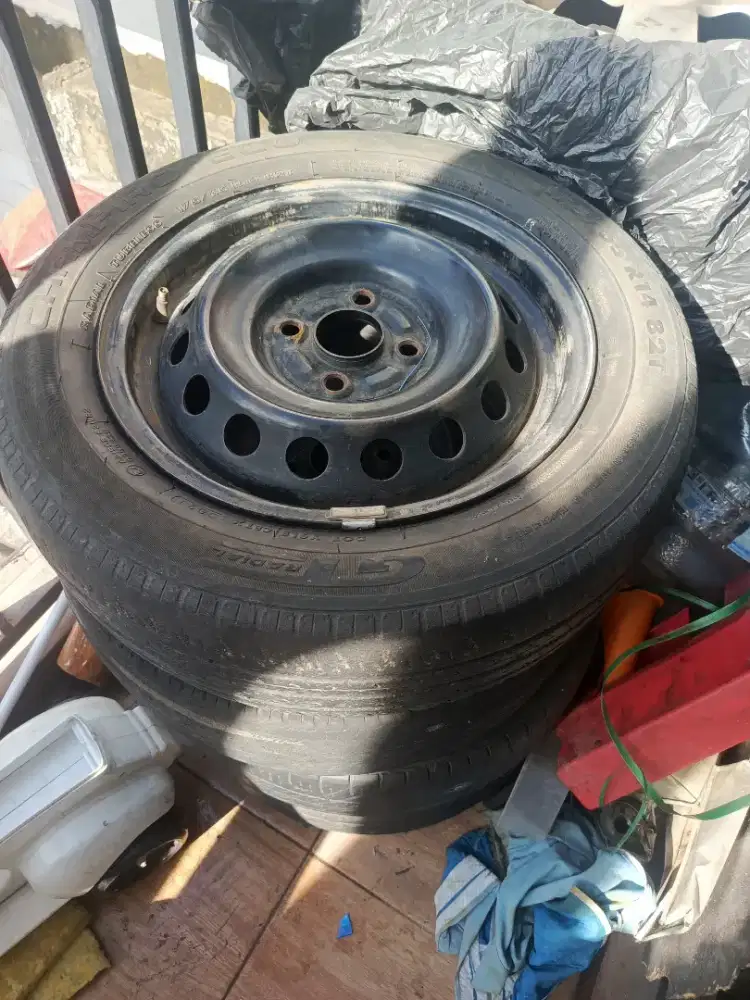 Di jual 4 pcs velg + Ban R14