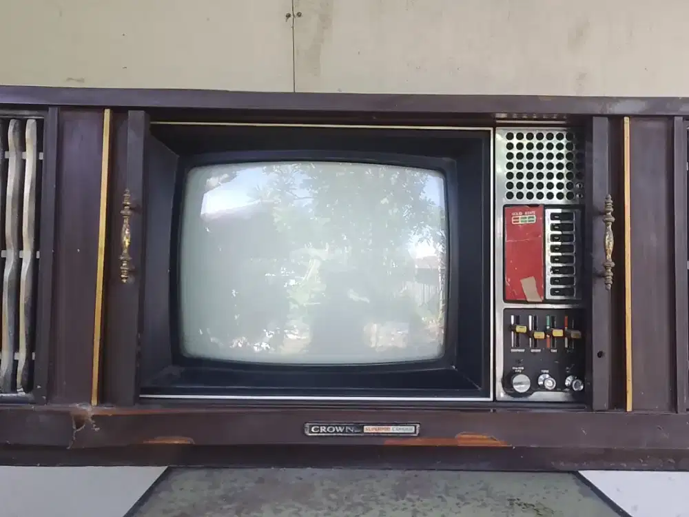 TV kuno Crown kayu jadul antik vintage lawas kondisi mati tanpa kaki