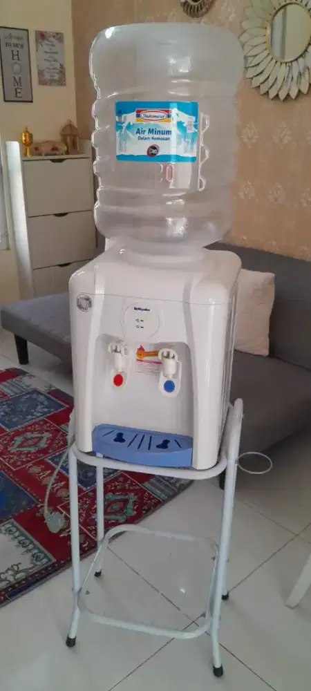 Dijual 1 set dispenser+galon+standing Rp 170.000