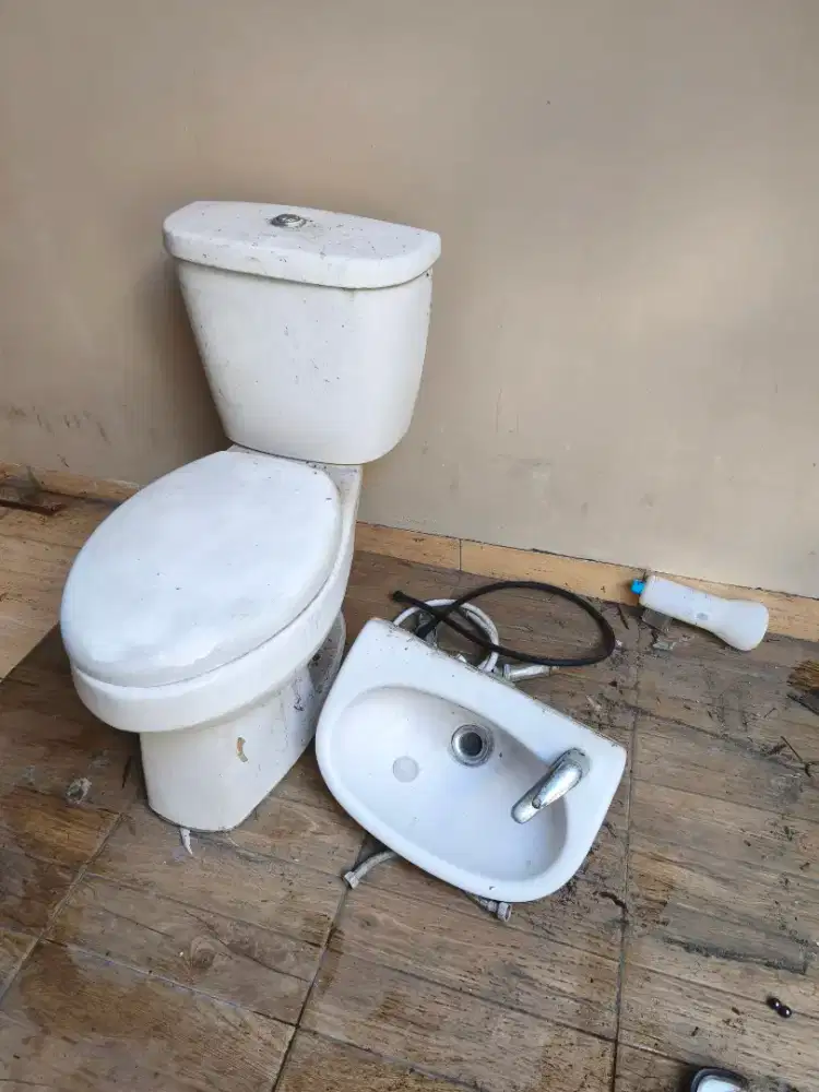 Kloset Duduk dan Wastafel