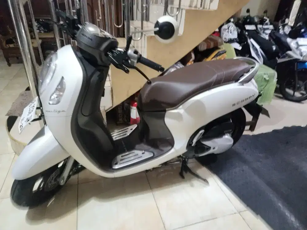 Scoopy keyless prestige 2024 putih low km remote 2 wajib gbm