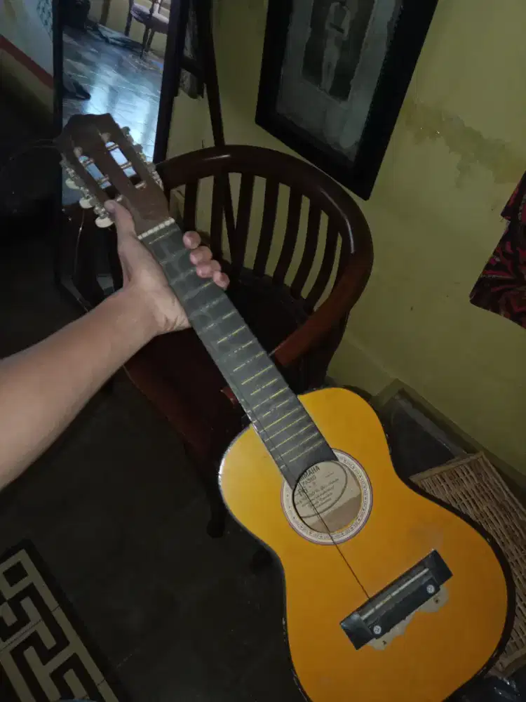 Gitar ukuran sedeng minus sesuai foto
