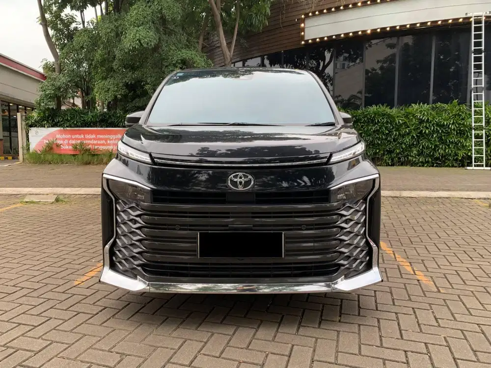 TERMURAH TOYOTA VOXY 2.0 AT 2023 HITAM