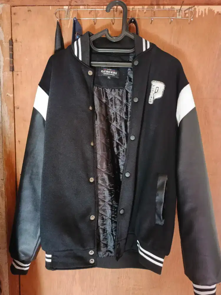 Jaket Varsity Black White Good Condition