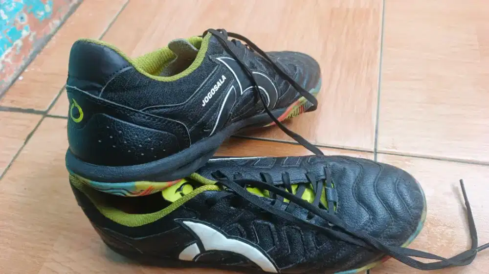 Sepatu futsal jogosala