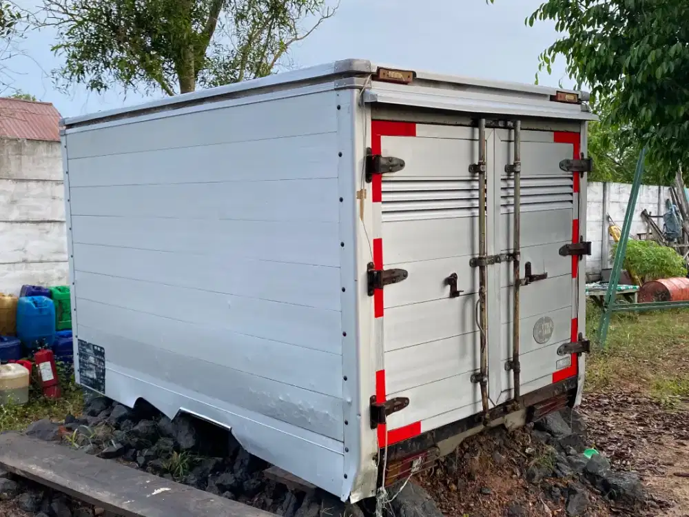 Di jual box bekas l300 (solar) tahun 2012