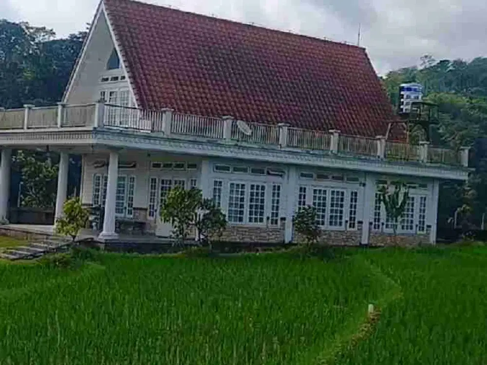 Di jual villa minimalis panorama menghadap gunung penanggungan dan berlatar gunung arjuno Trawas dingin