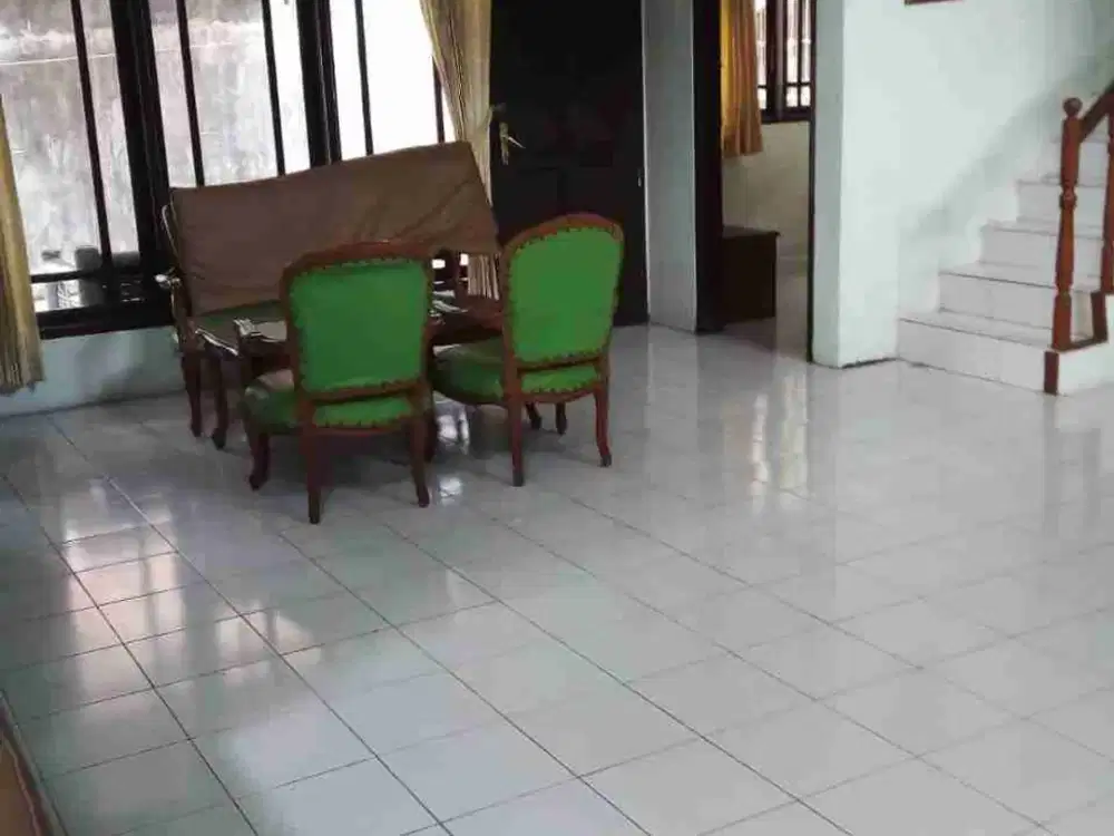 VILLA LUAS SEJUK DEKAT ISTANA DI GREEN HILL