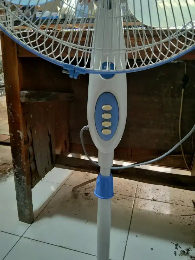 KIPAS ANGIN BERDIRI MIYAKO 16 INCH BEKAS