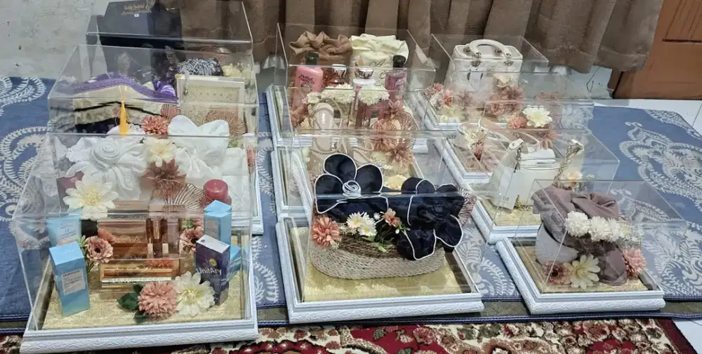 MENYEWAKAN DAN HIAS KOTAK SESERAHAN