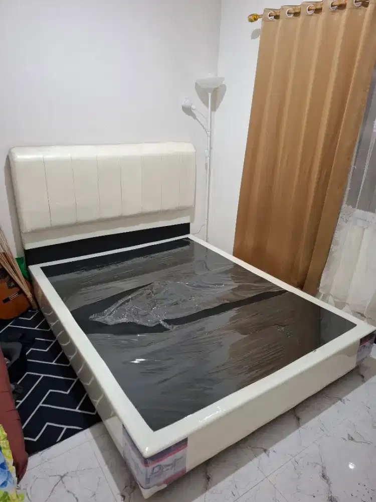 Divan / Dipan Sandaran Tempat Tidur Murah Meriah Like New 160 x 200 cm