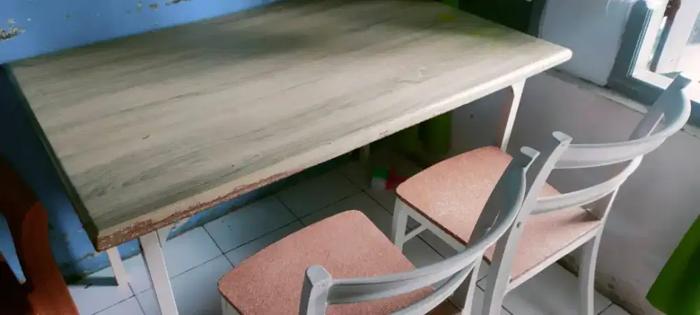 Meja makan keluarga bekas