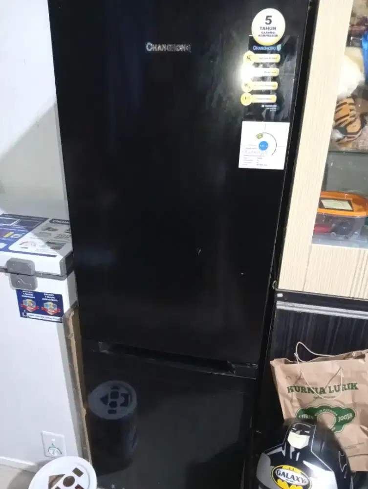 Kulkas 2 pintu dengan frezzer dibagian bawah