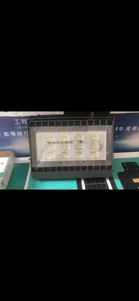 Karywan toko listrik