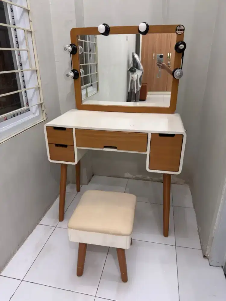 Meja rias dan cermin plus lampu