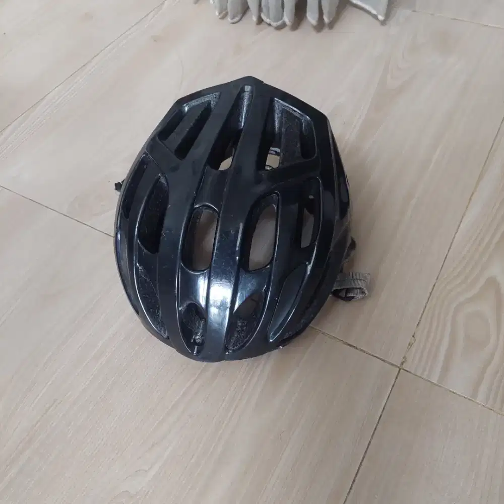 Helm sepeda dewasa hitam