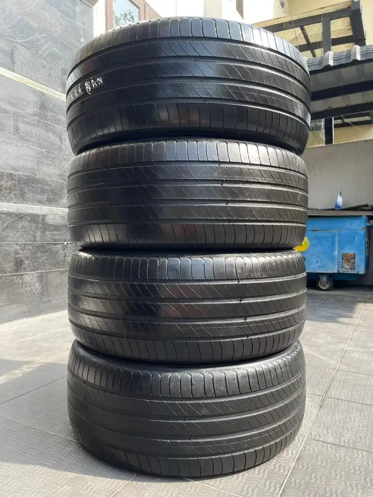 235 50 18 Michelin Primacy 4 Innova Reborn Venturer Alphard Vellfire