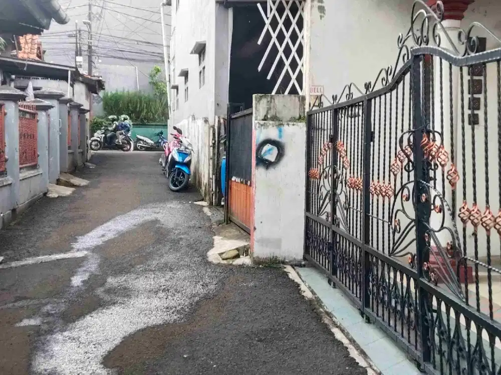 dijual rumah tua layak pakai hitung tanah kosong aja