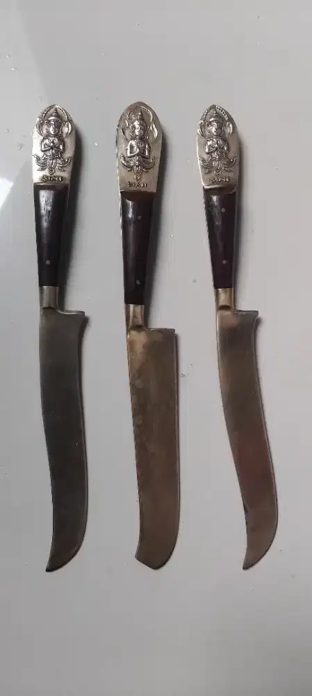 3 buah mata pisau,pisau ini berasal dari siam ( nama lama Thailand )