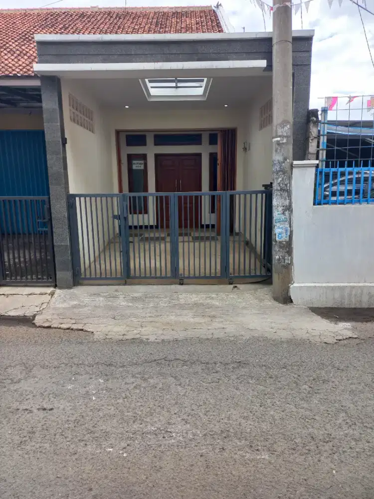 DI SEWAKAN RUMAH BESAR DENGAN 4 KAMAR TIDUR