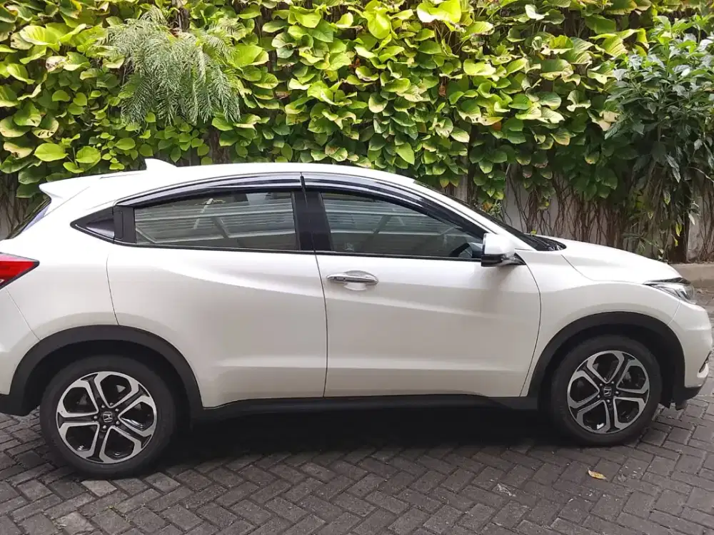 Honda HRV 1.5 SE CVT AT 2021 putih terawat