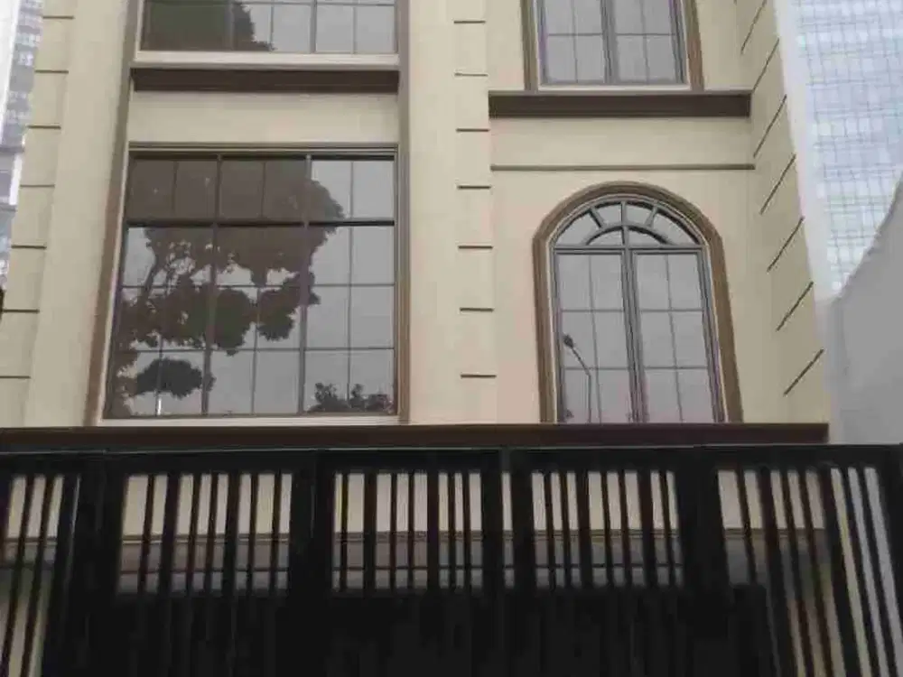 Ruko cocok buat kantor 3.5 lantai di Jl. Satrio, Kuningan, Jaksel