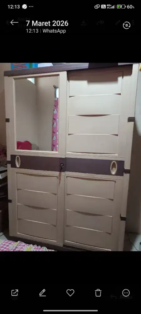 Di jual aja nich.. Lemari pakaian 2 pintu.. Pintu geser.. Msh bagus