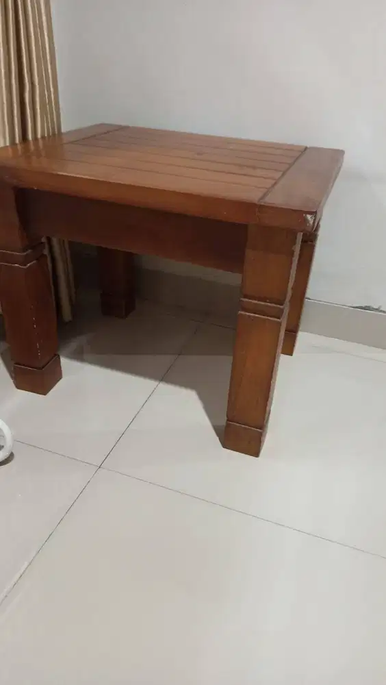 Meja Kayu Mahoni Mungil
