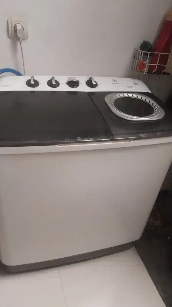 Mesin cuci 2 tabung elextrolux 8 Kg