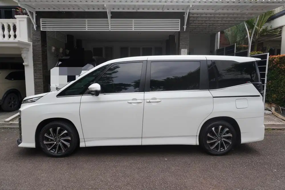 Dijual All New  Toyota Voxy 2022  - PUTIH