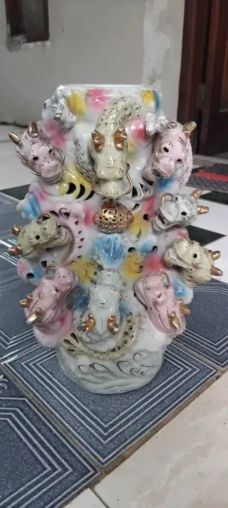 Keramik atau guci ,melambangkan 9 naga