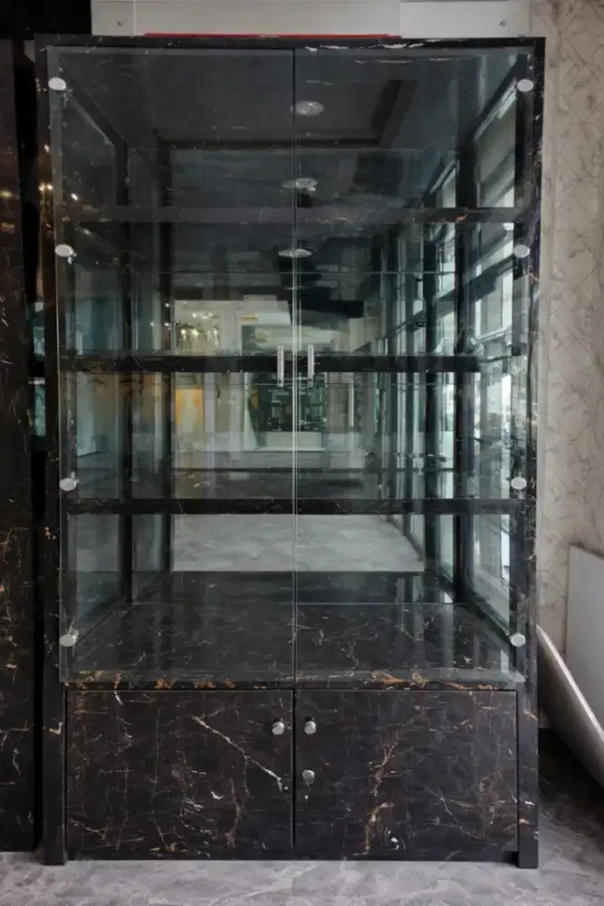 Lemari Display Kaca Mewah