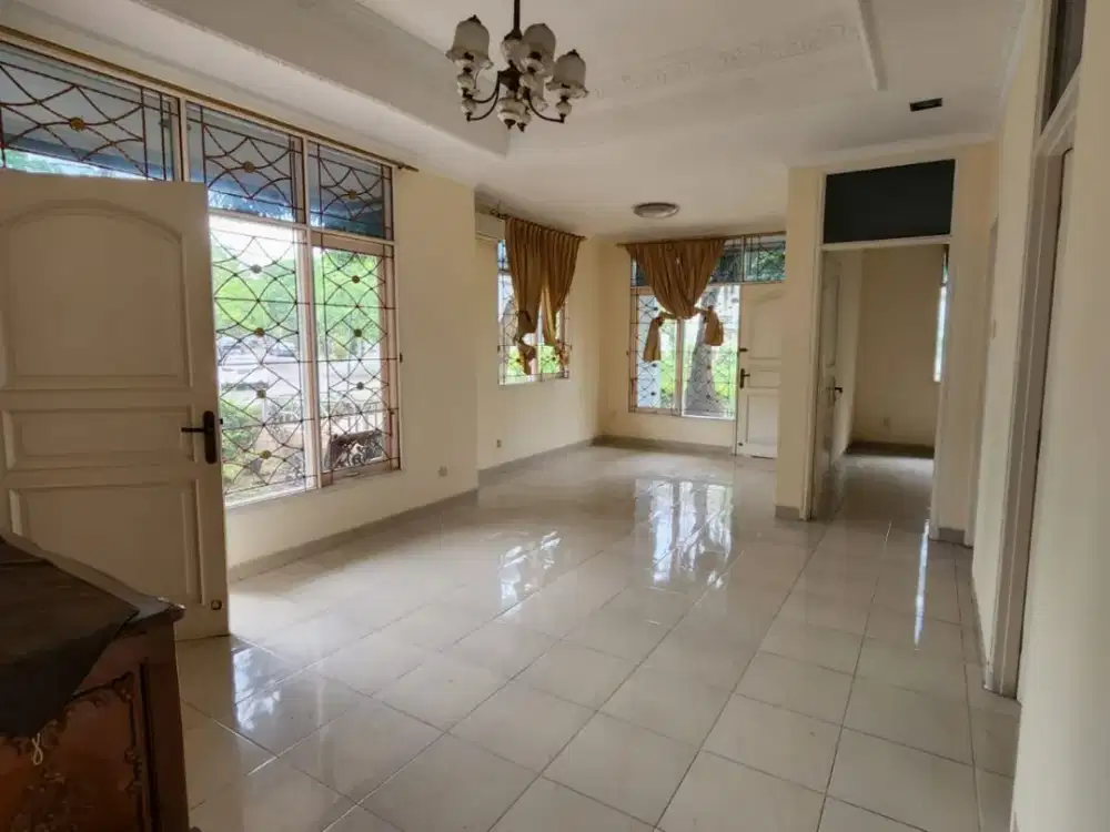 Fefi. Rumah Disewakan di Cluster Taman Beverly Lippo Cikarang