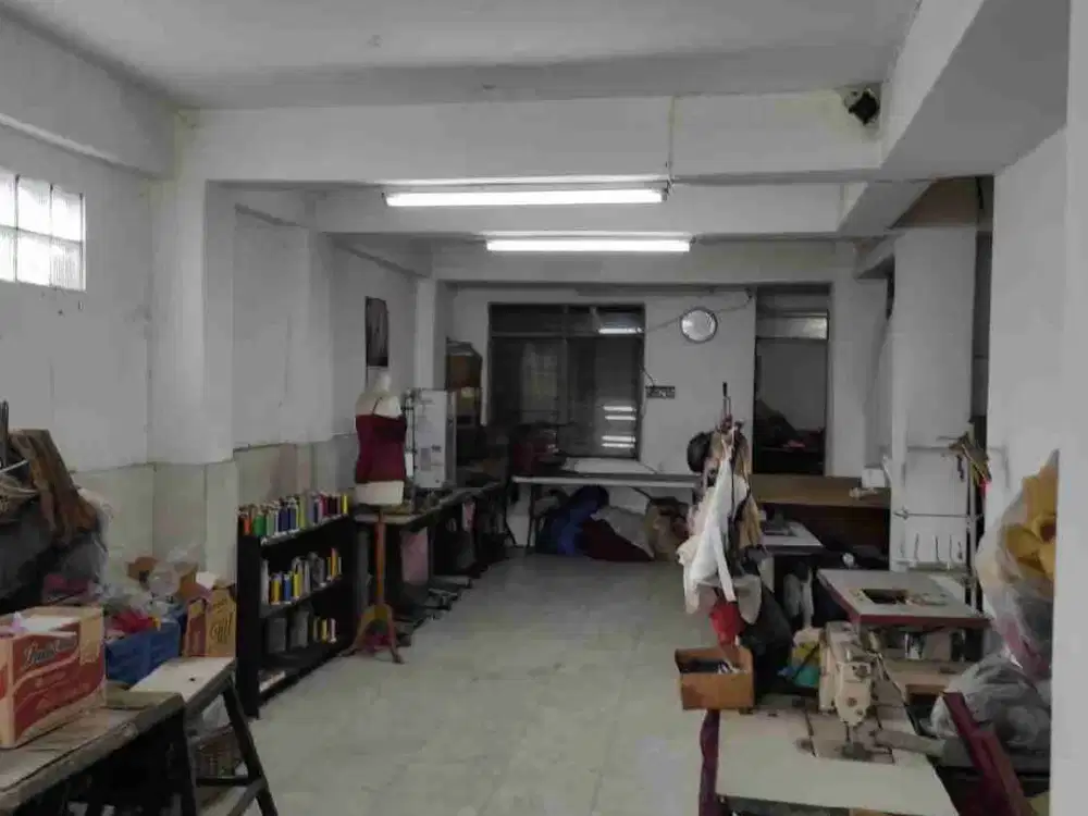 Dijual Rumah Ex. Boutique 2,5 lantai untuk Usaha di daerah Cimanggu 1, Kedung Badak, Tanah Sereal, Bogor Jawa Barat.