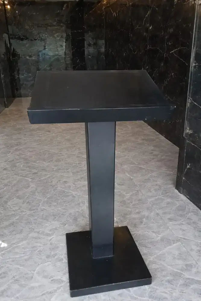 Stand Album / Stand Display Hitam – Bekas, Kokoh & Minimalis