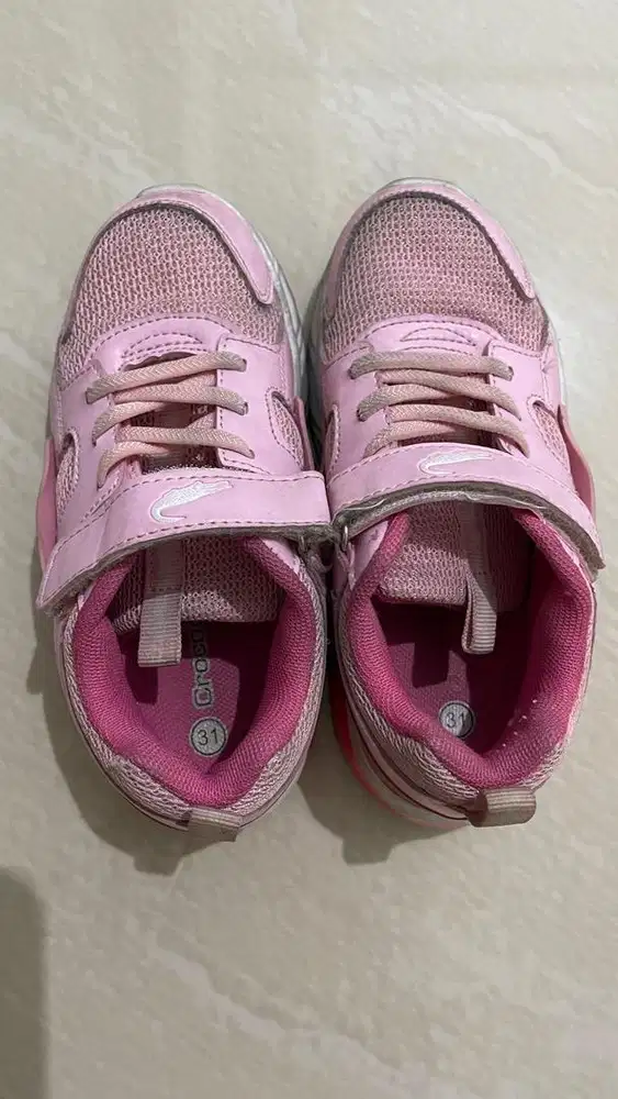 Sepatu anak perempuan