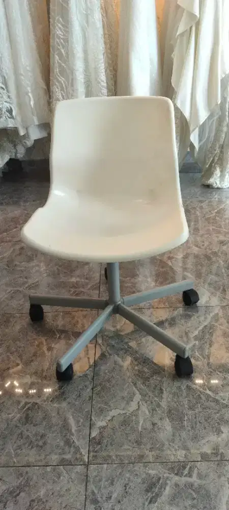 Kursi Putih Minimalis Roda – Kursi Kerja / Kursi Make Up Bekas