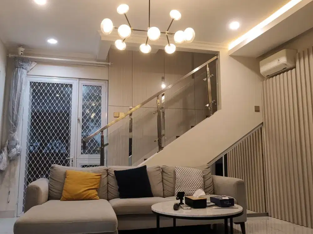 DIJUAL ROSSINI GADING SERPONG RUMAH 2 LANTAI HOEK FURNISHED ALA SHOW UNIT BONUS PRIVATE GARDEN